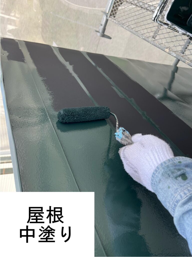 屋根の中塗りを行います。<br />
屋根の劣化を放置すると雨が入り込みやすくなり建物内部の腐食が発生しやすくなります。